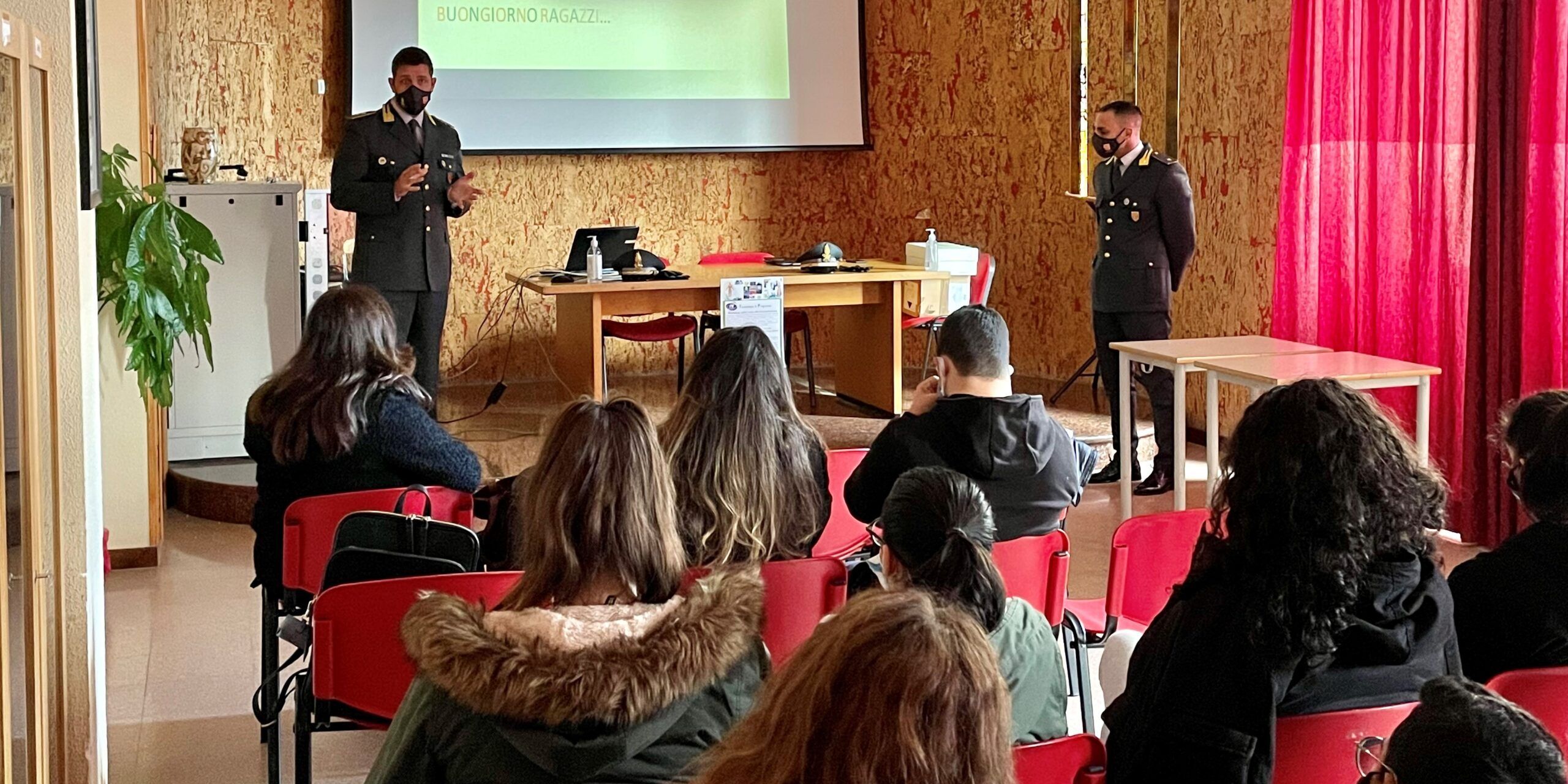 Catanzaro, lotta alla contraffazione: la guardia di finanza incontra gli studenti