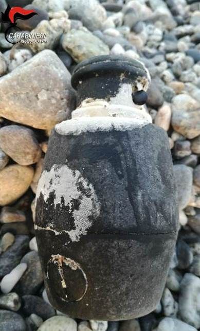 Una granata riaffiora sulla spiaggia di Monasterace