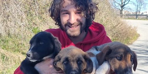 Giandomenico-Oliverio-con-alcuni-cuccioli