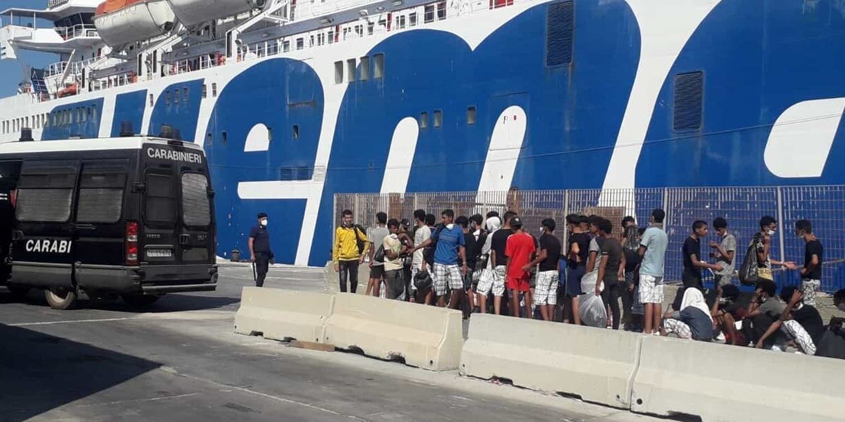 Sbarcati a Reggio i 630 migranti di Porto Empedocle