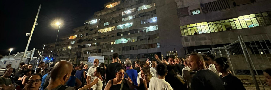 Tragedia a Scampia, crolla un ballatoio: 2 morti e 13 feriti
