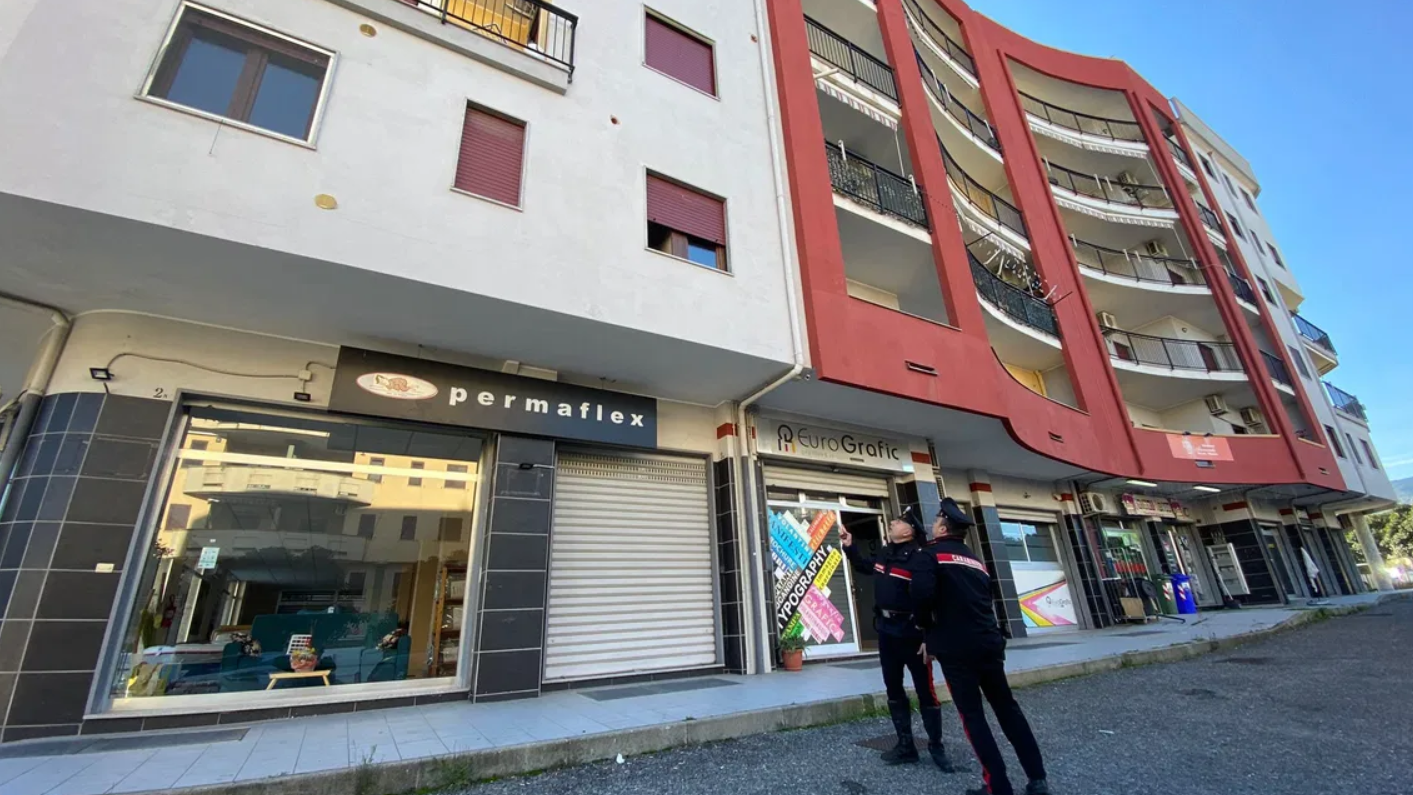 Bimba di 4 anni cade dal secondo piano di un palazzo nel Cosentino, illesa