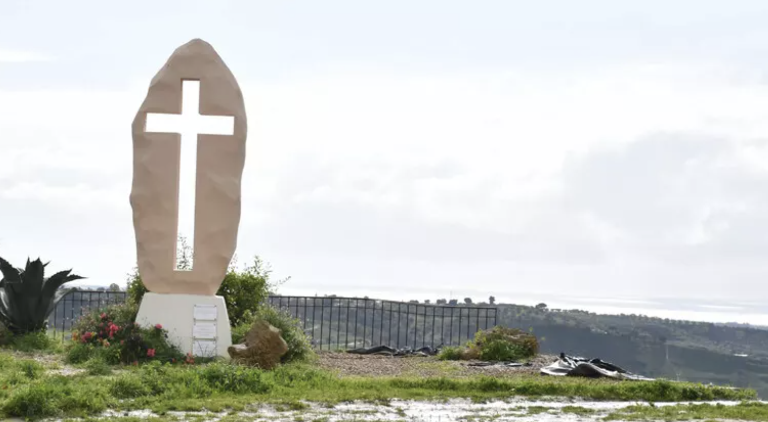 A Niscemi la terra trascina anche la croce simbolo di resistenza