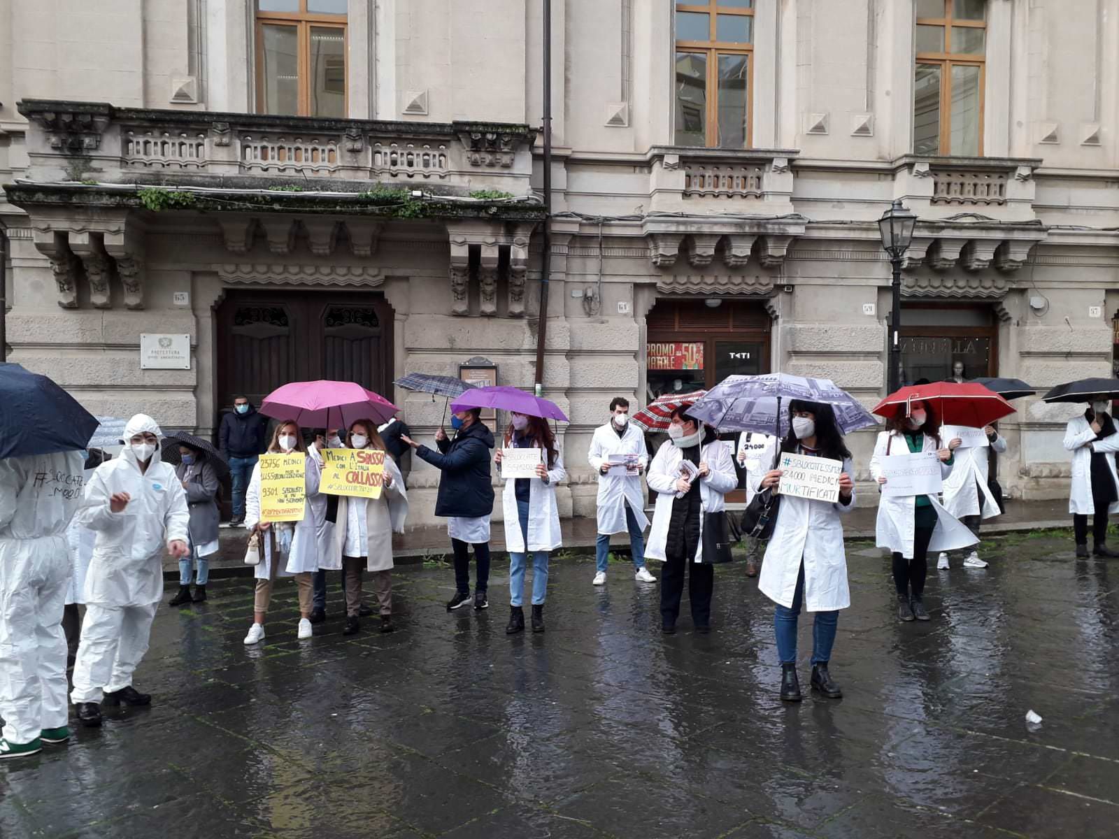 «Occorre un bando aggiuntivo straordinario per i medici specializzandi»