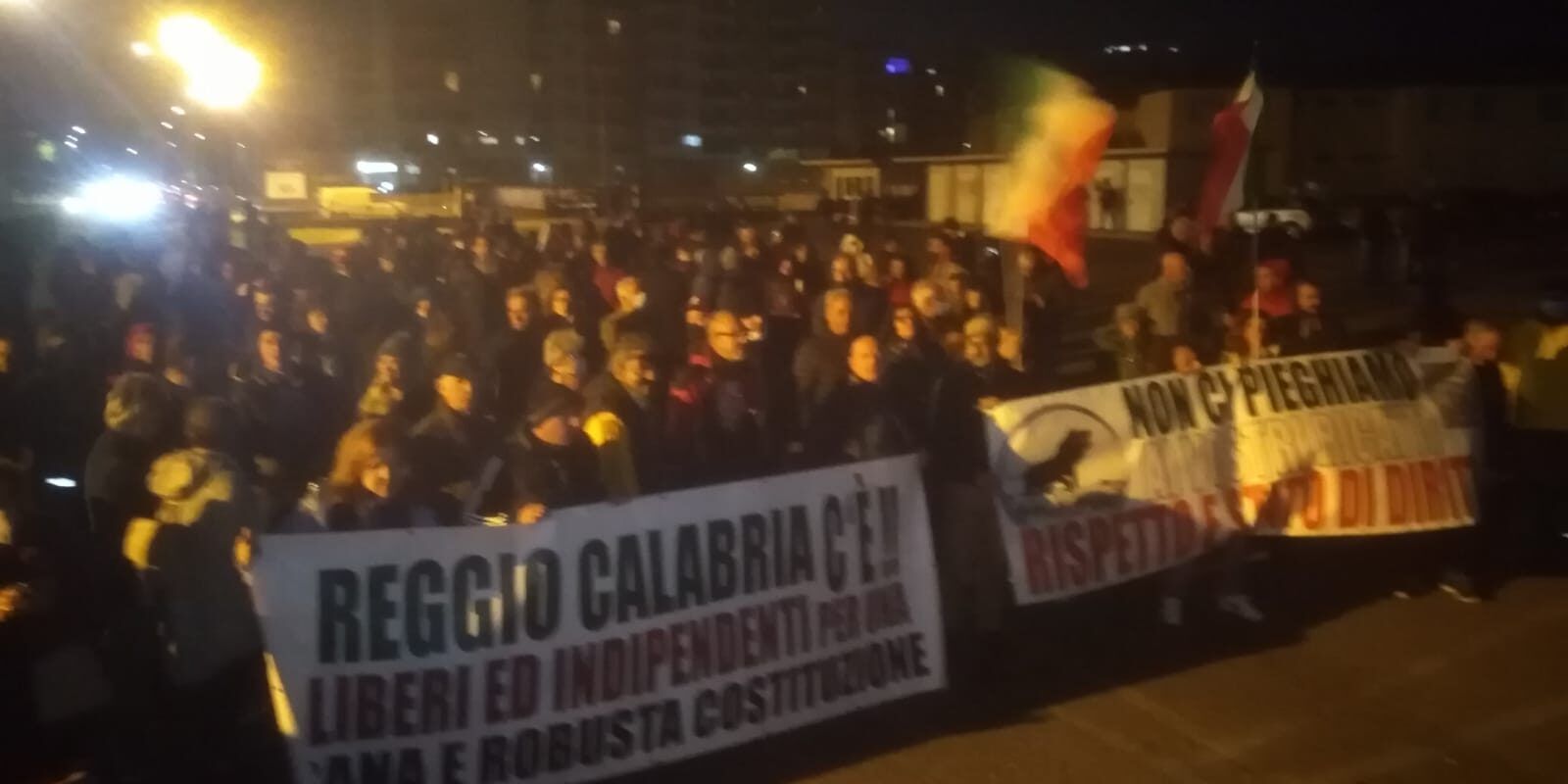 Cori contro Draghi e proteste per le restrizioni: i No-Green Pass “invadono” Catanzaro – VIDEO e FOTO