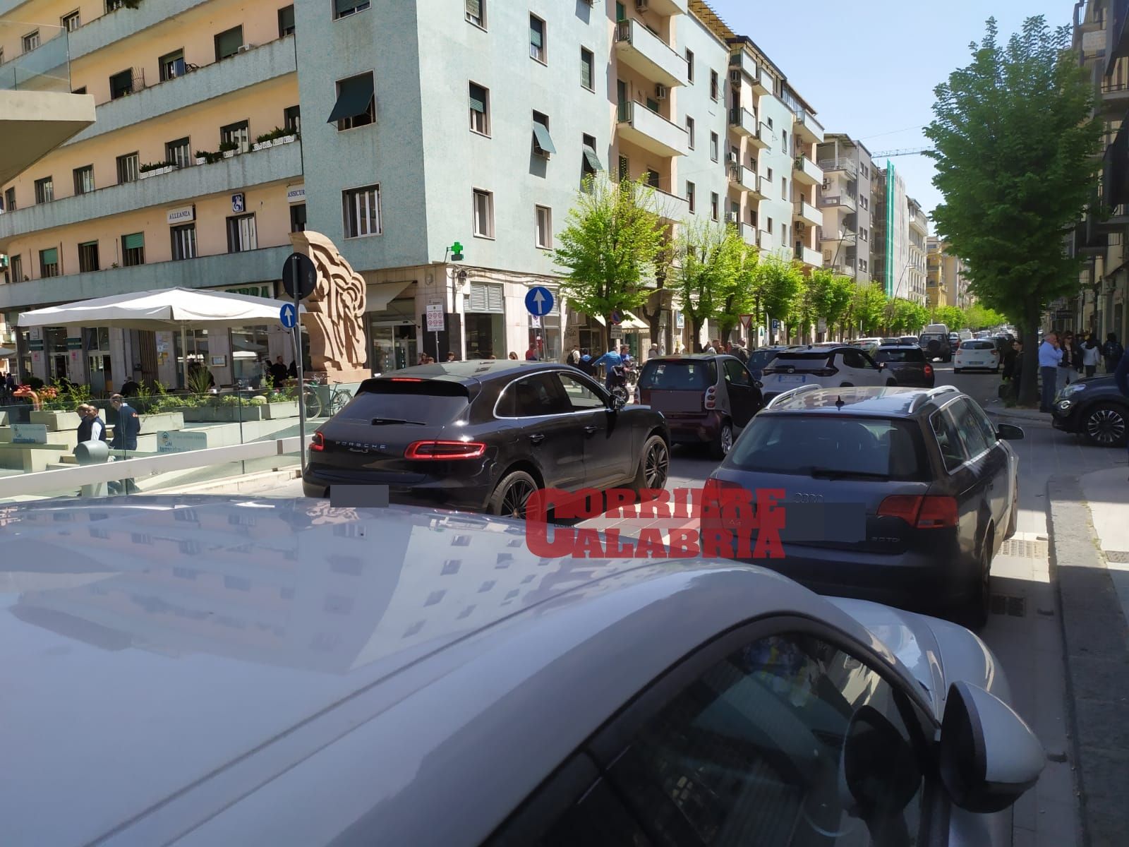 Cosenza, donna investita in pieno centro con il figlio sulle strisce: traffico in tilt