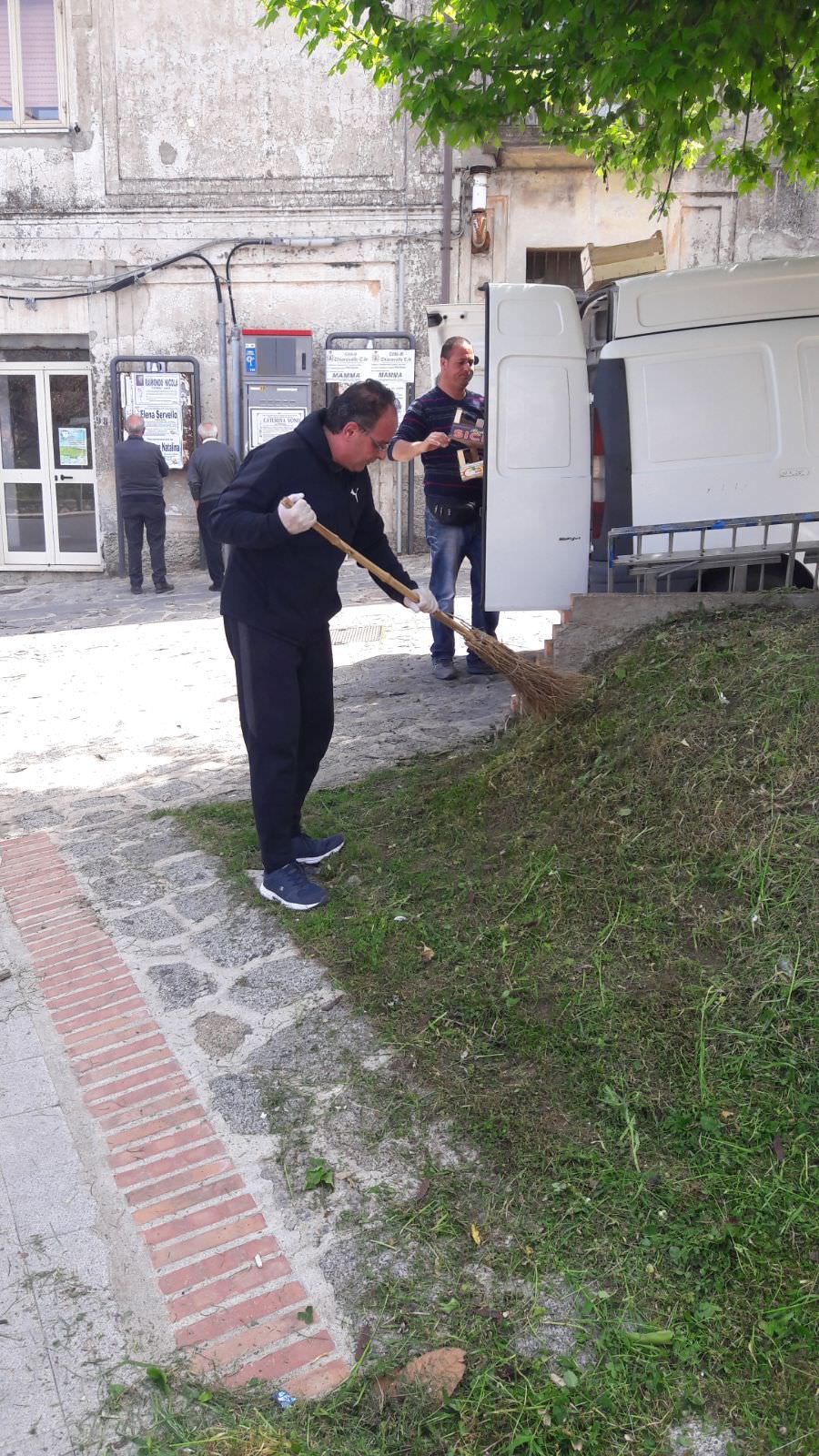 A Chiaravalle sindaco e cittadini netturbini volontari per un giorno