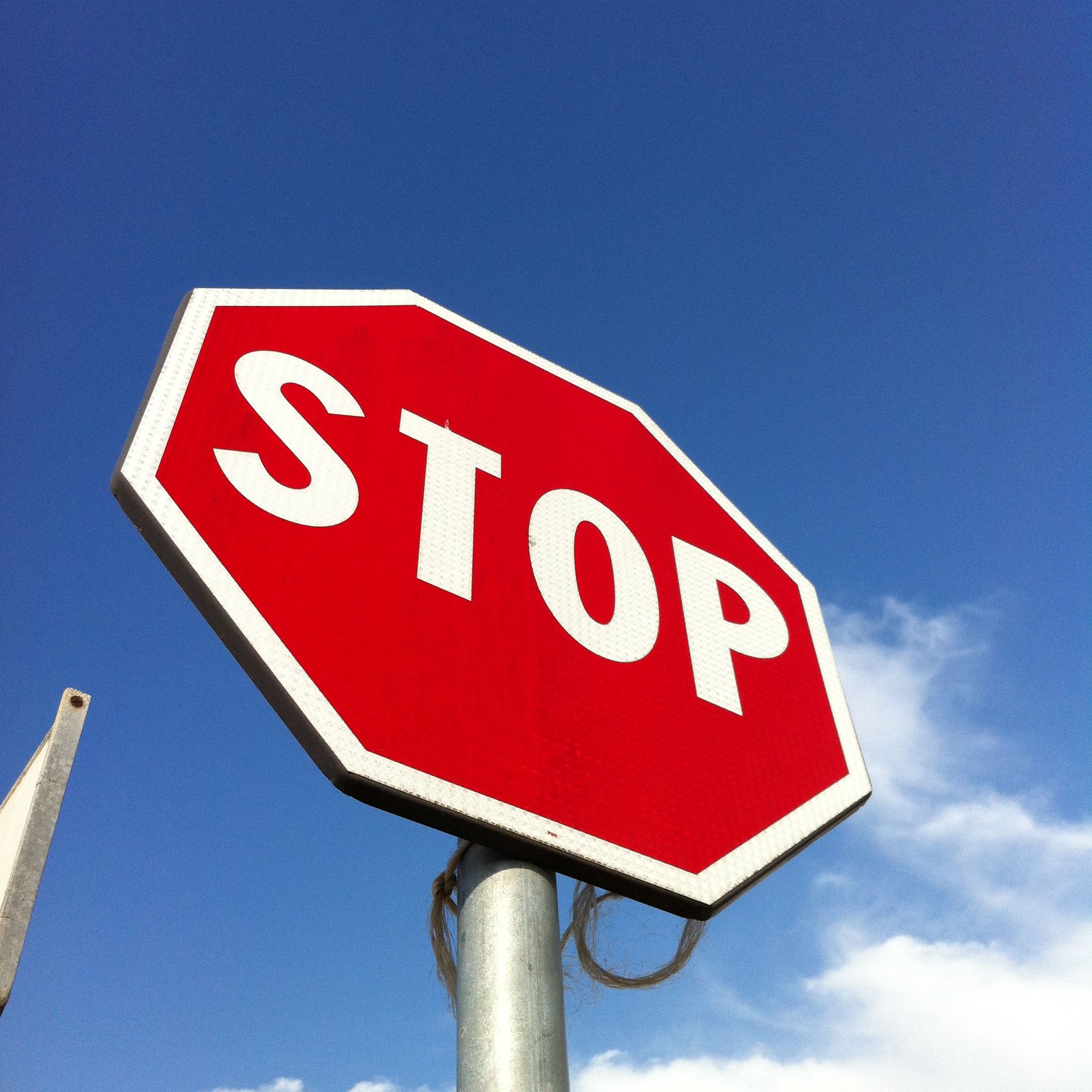 Tentano di rubare un cartello stradale, tre denunciati nel Vibonese