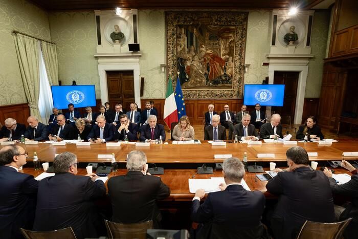 Meloni incontra i sindacati a Palazzo Chigi. Cgil e Uil confermano lo sciopero