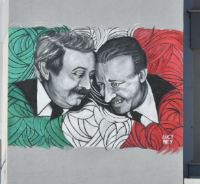 Crotone, il murales di Falcone e Borsellino sulla facciata del Tribunale