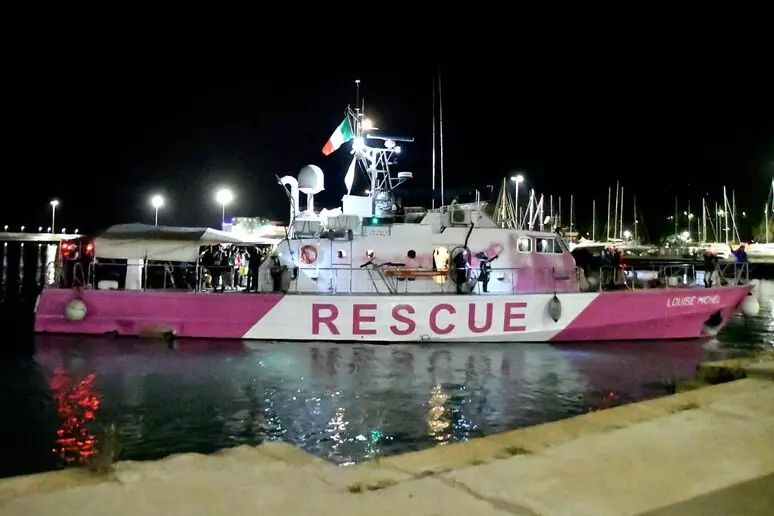 Migranti, sbarcati a Crotone i 47 soccorsi dalla nave Louise Michel
