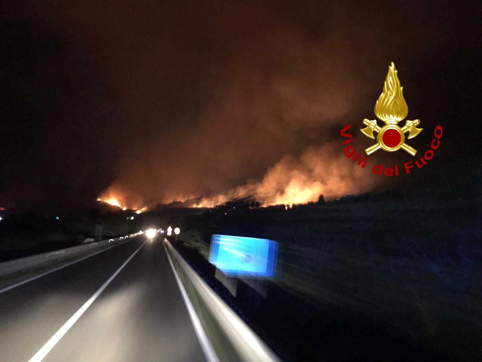 Grosso incendio ai margini dell'autostrada nei pressi di Capo Suvero – VIDEO