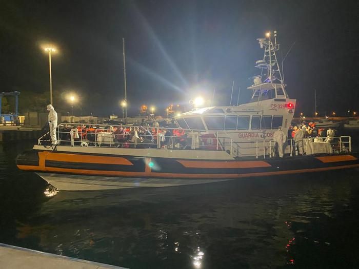 Soccorsi cento migranti sbarcati a Roccella Ionica