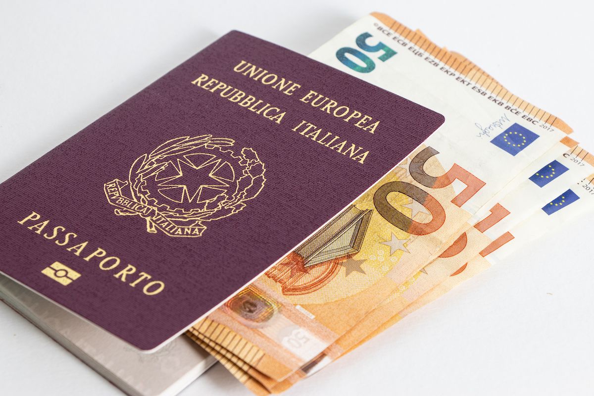 L’infedele del ministero e i passaporti falsificati per “coprire” due latitanti di ‘ndrangheta