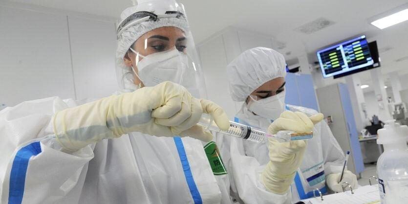 Covid, aumentano i posti letto occupati nei reparti. Quattro decessi e 595 nuovi casi – GRAFICO