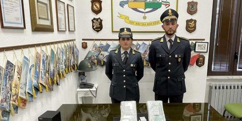 Oltre due chili di cocaina nascosti nel motore dell’auto, due corrieri in manette nella Locride