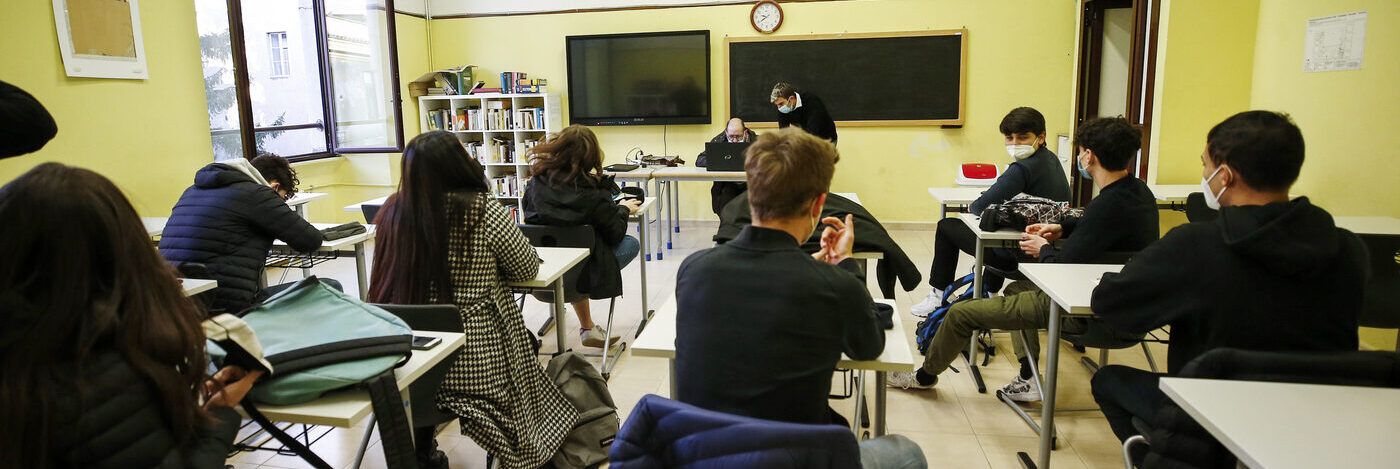 Ritorno a scuola. «Se prof non vaccinati entro il 20 agosto scatti l’obbligo»