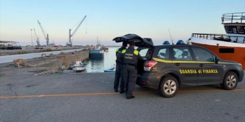 Contrasto alla pesca di frodo nel Crotonese: la Guardia di Finanza sequestra 25 chili di novellame