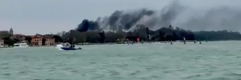 Incendio alla Biennale di Venezia: fiamme sul padiglione della Serbia