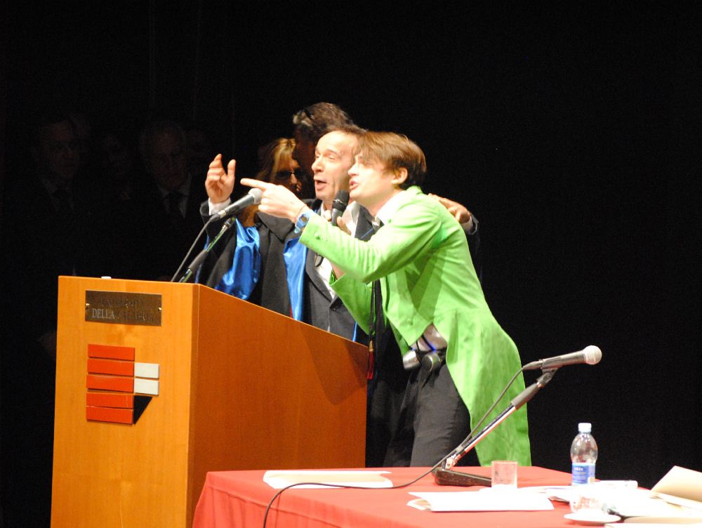 E i docenti filmano lo "studente" d`eccezione