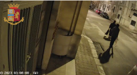 Soffocato in casa a Reggio, arrestato a Malpensa uno degli autori dell’omicidio