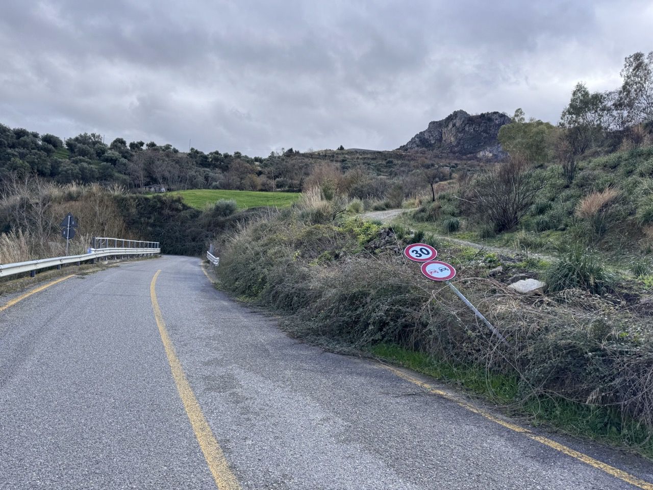 Cassano All’Ionio, «lo stato di abbandono» delle strade provinciali – FOTO