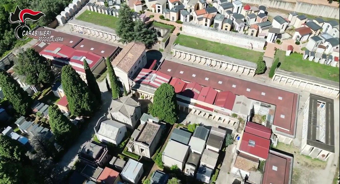 Quel cimitero «come una mafia». «Prendiamo due cassette e ci mettiamo due ossa»