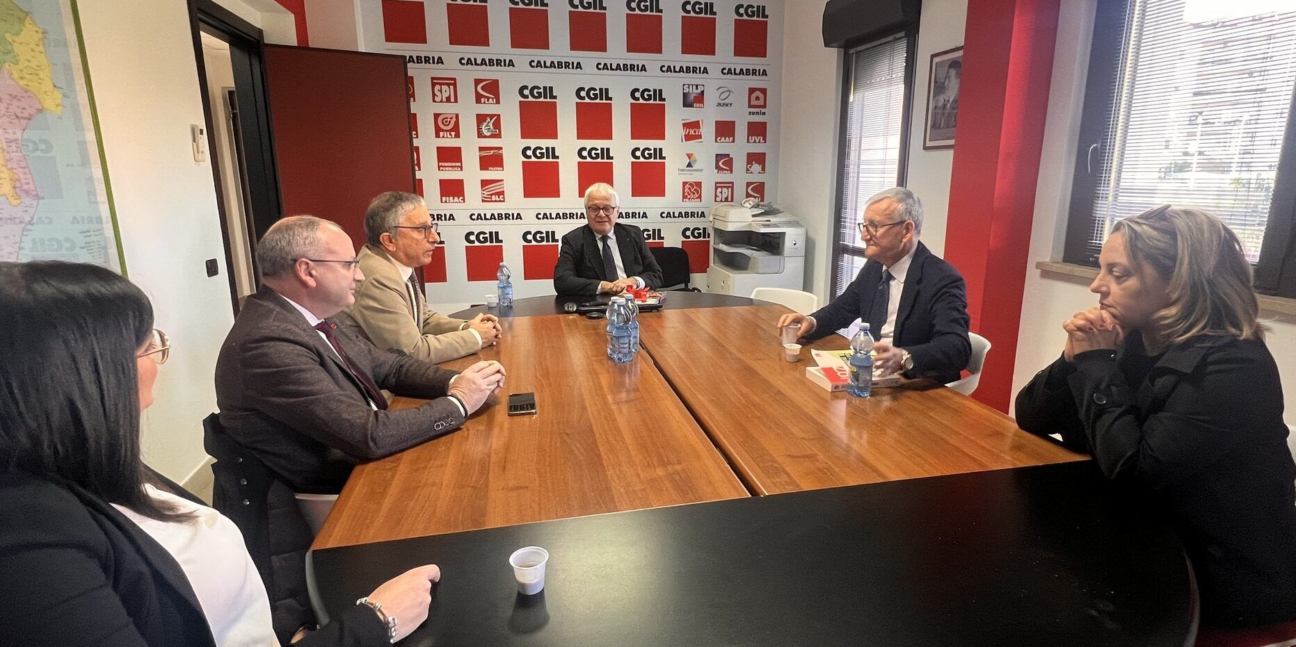 Il prefetto che va oltre il protocollo. Castrese De Rosa fa visita ai sindacati – FOTO