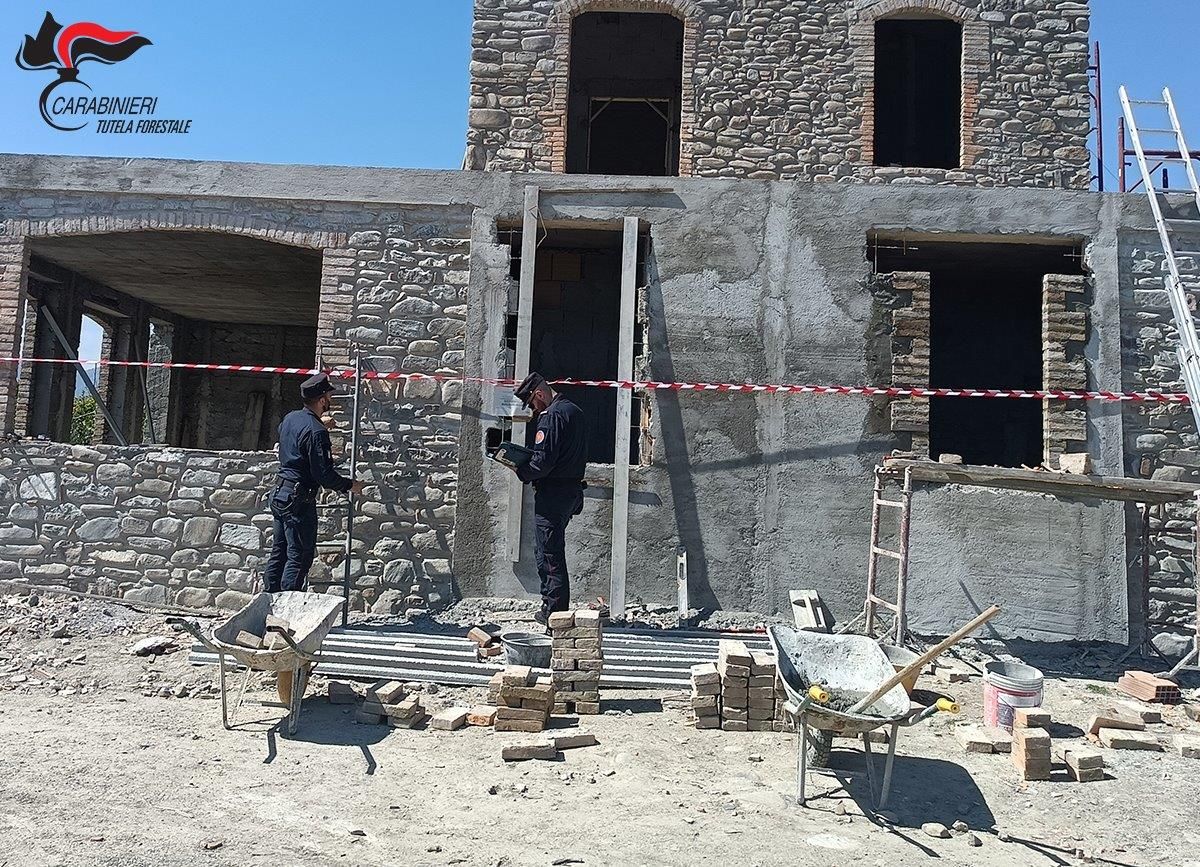 Stavano realizzando a Trebisacce una villetta abusiva a pochi passi dal mare, denunciati