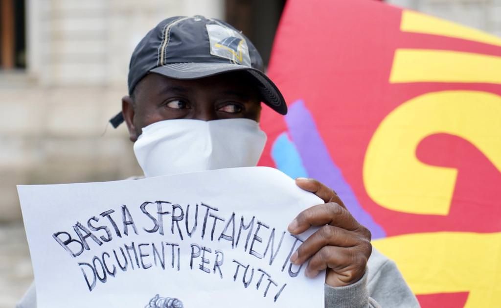L’urlo degli “invisibili” da Reggio a Foggia: «Nelle campagne mancano i diritti, non le braccia» – FOTO