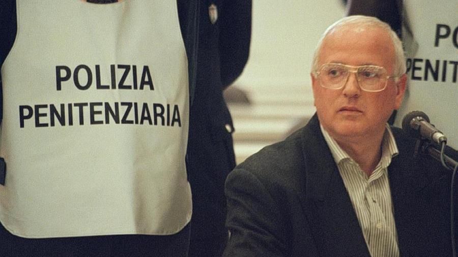 Abiti, oggetti e sigari: le «reliquie» del boss Cutolo