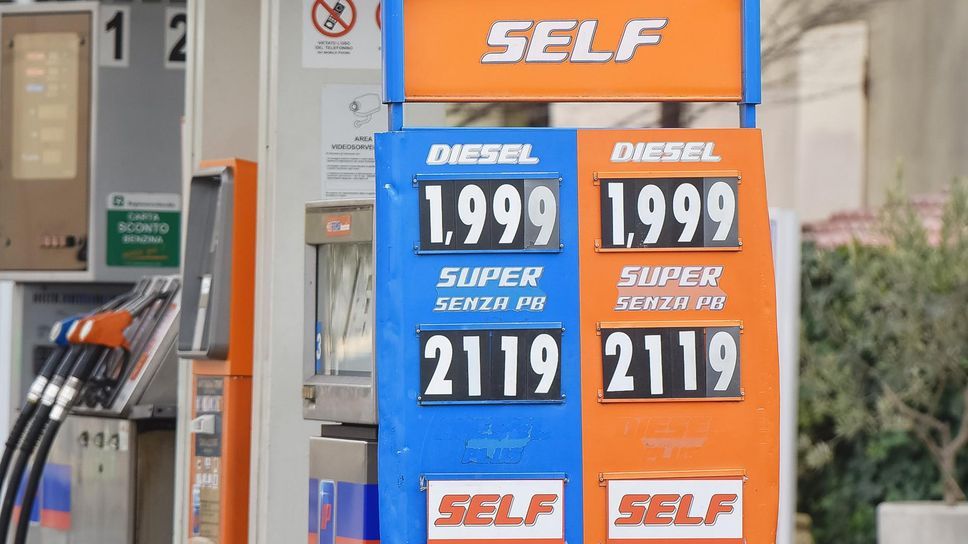 Benzina, tornano gli aumenti. La verde sopra i 2 euro al litro
