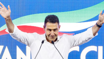 Vannacci “canta” Futura di Dalla e abolisce i femminicidi (ma non le figuracce)