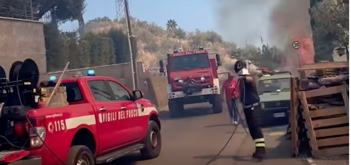 Incendio a Taormina, minacciate abitazioni