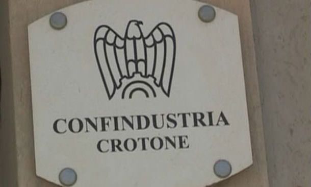 Furti e degrado nell'area industriale di Crotone