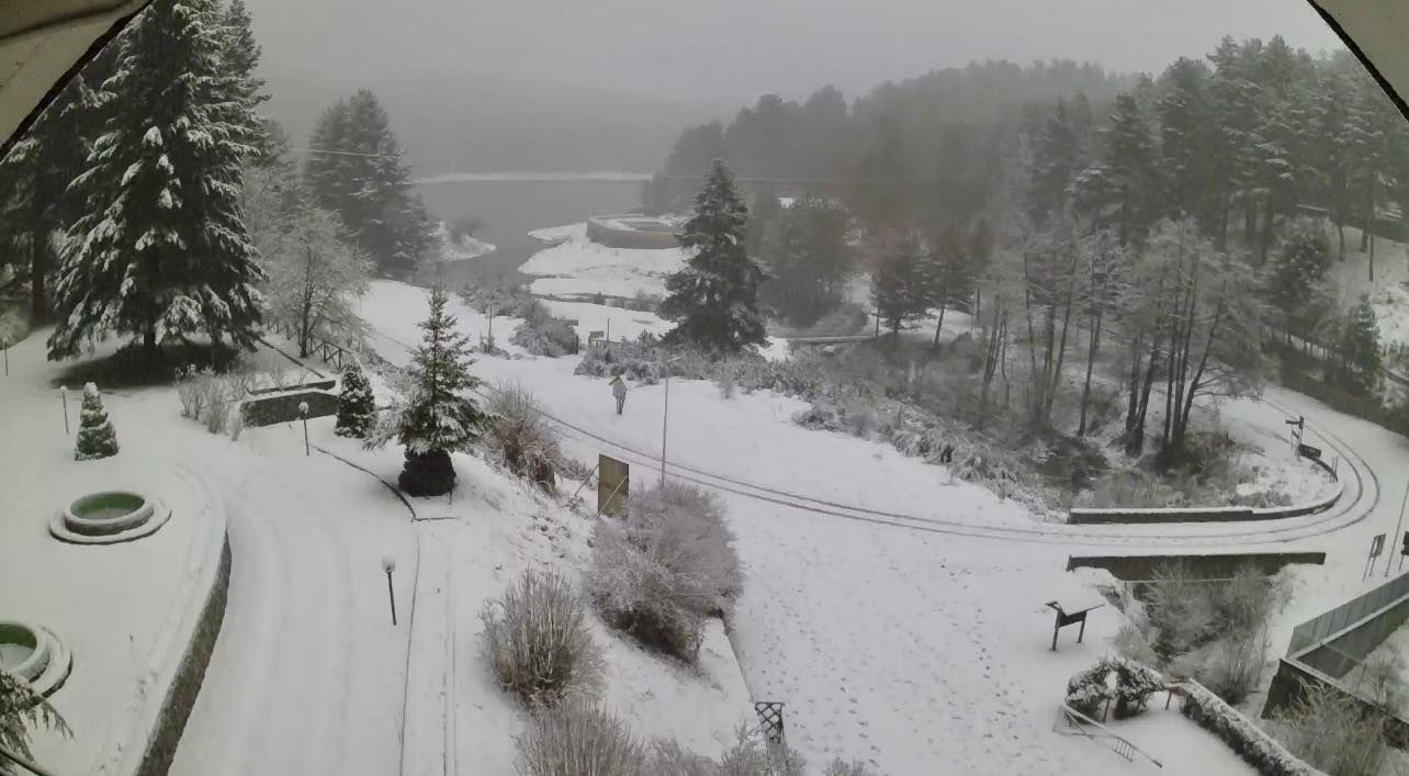 Maltempo e disagi in Calabria, la Sila si sveglia sotto la neve – FOTO