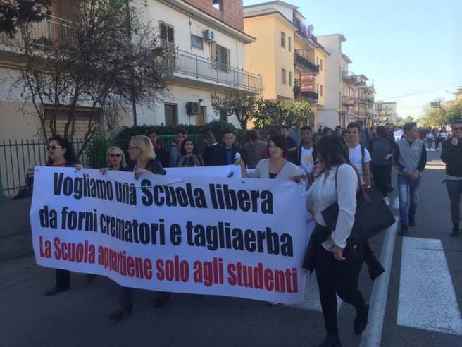 Trebisacce, dirigente del liceo sospesa dopo le proteste degli alunni