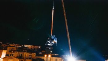 Suoni sospesi, la magia del “pianista fuori posto” a Cirò Marina