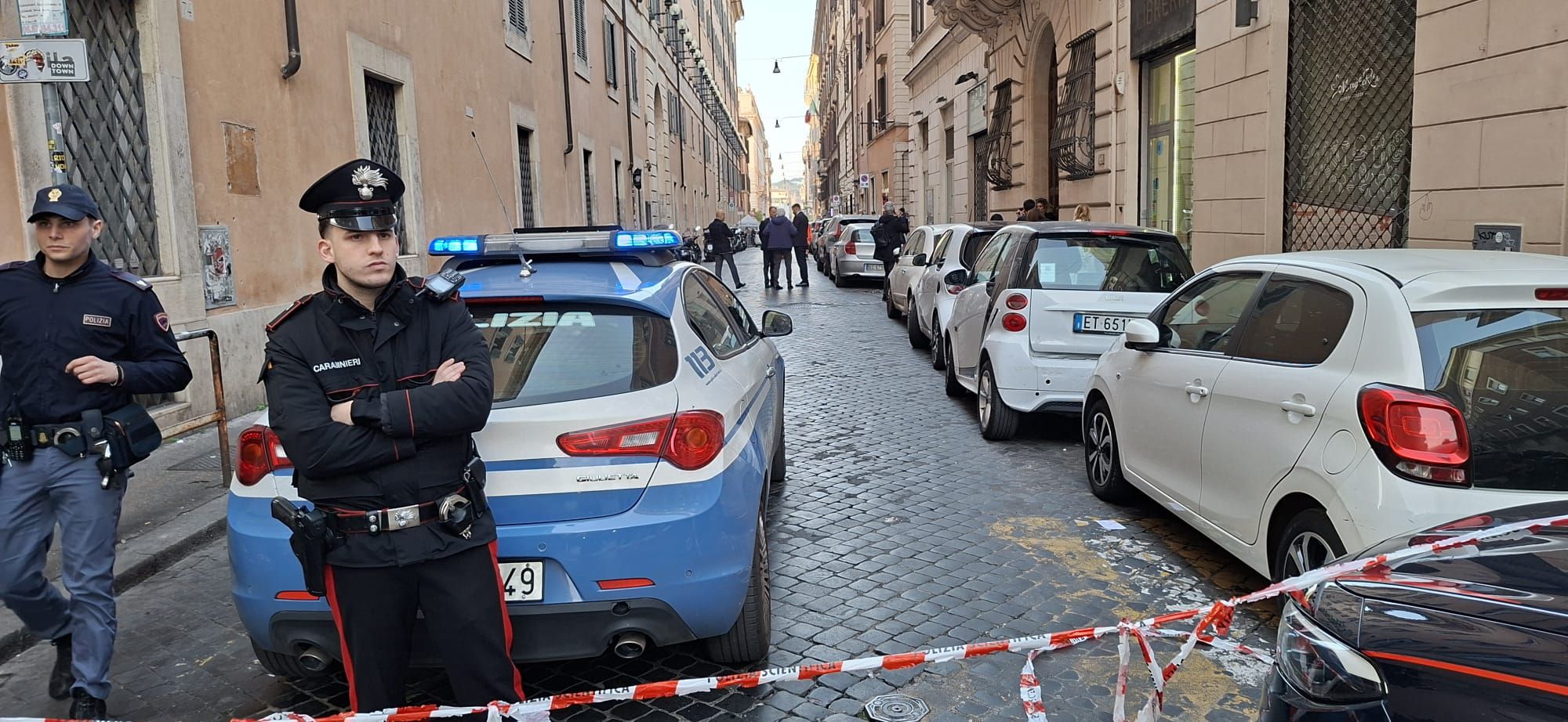 Verifiche nella sede di FdI a Roma per un allarme bomba