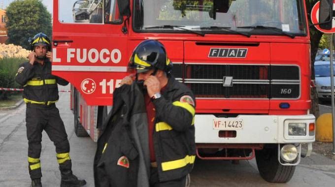 Si apre una voragine in strada, camion sprofonda in centro a Reggio