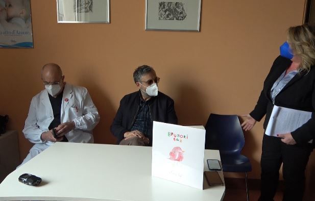 Cosenza, Brunori consegna i proventi di “Baby Cip” a Neonatologia