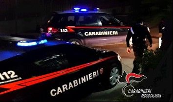 Cavi elettrici in fiamme e fumo nero a pochi passi dal mare, arrestato un 48enne a Rosarno