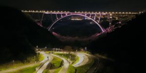 Catanzaro, lo spettacolo del viadotto Bisantis illuminato col tricolore per il passaggio del tedoforo