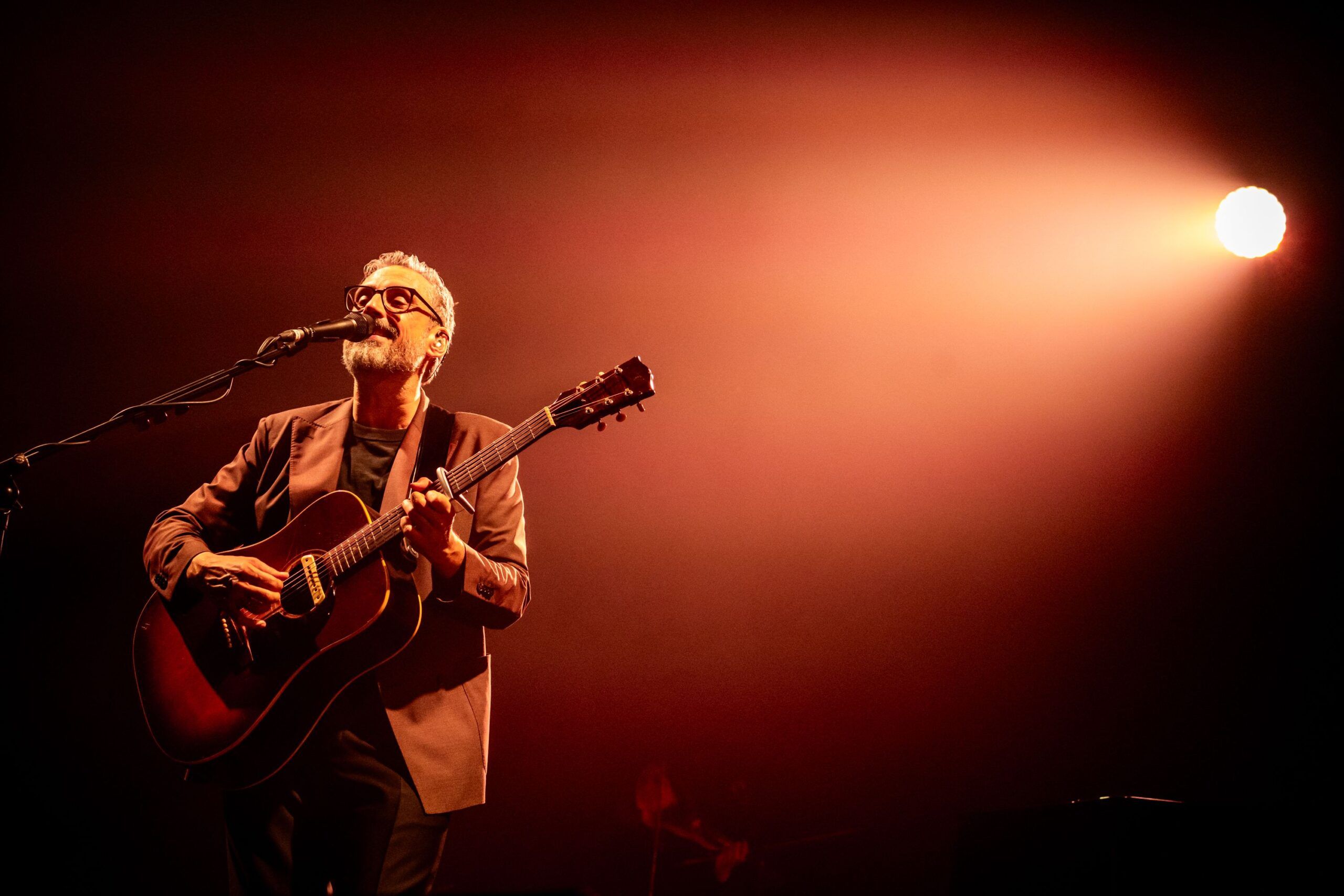 «Da Sanremo ai palazzetti con il mio popolo». Brunori Sas in tour fino al 31 marzo