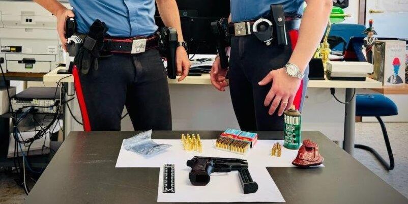 Utilizzava la casa al mare per nascondere un’arma clandestina, arrestato