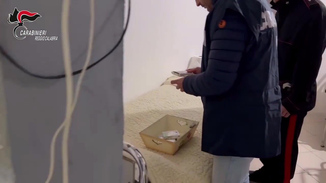 Anziani disabili in un “ghetto” dentro i container, smantellata struttura abusiva a Bova: 3 denunce – VIDEO