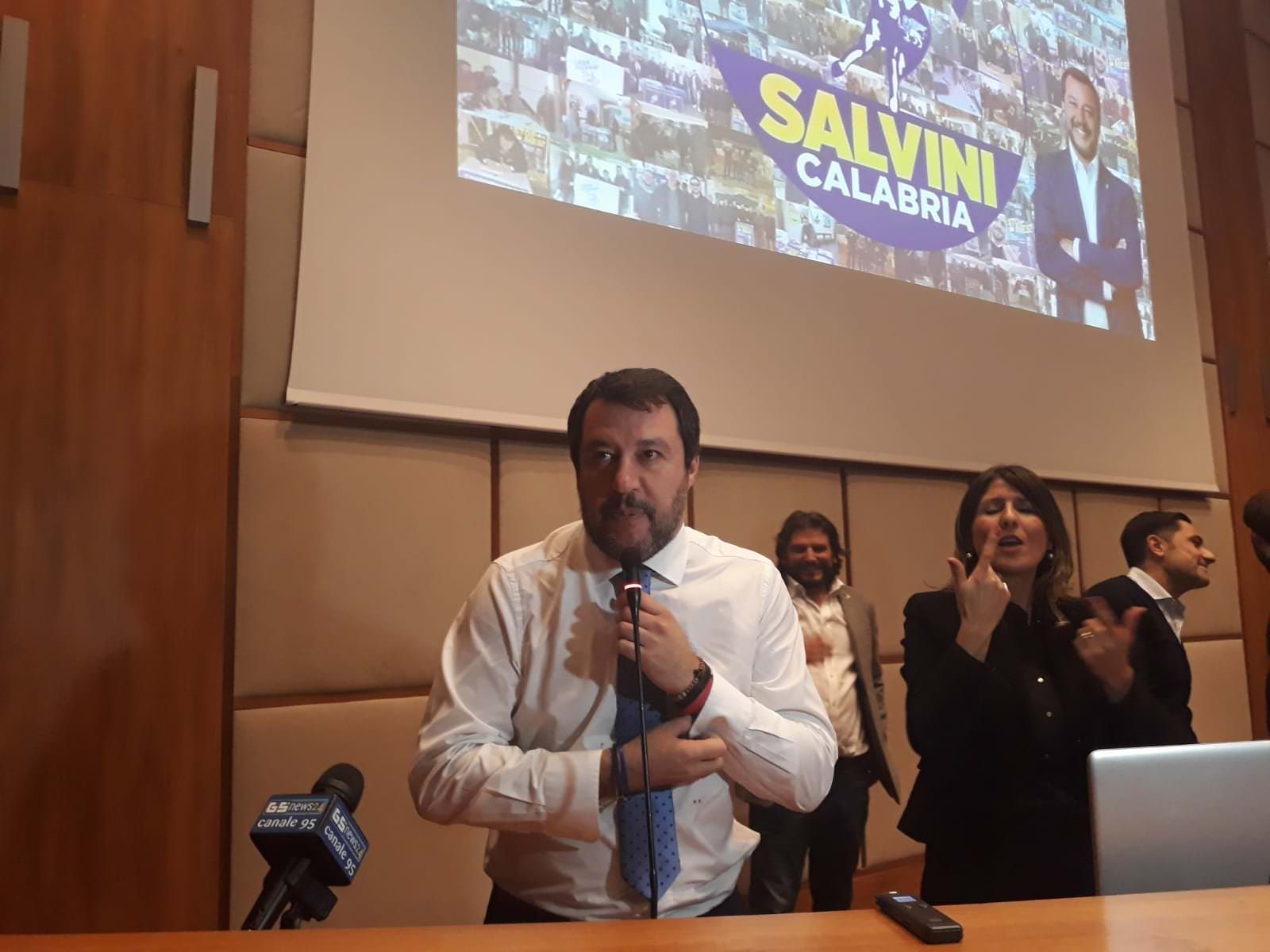 Salvini a Reggio: «Il centrodestra compatto vincerà. Ma se qualcuno vuole andarsene è libero»