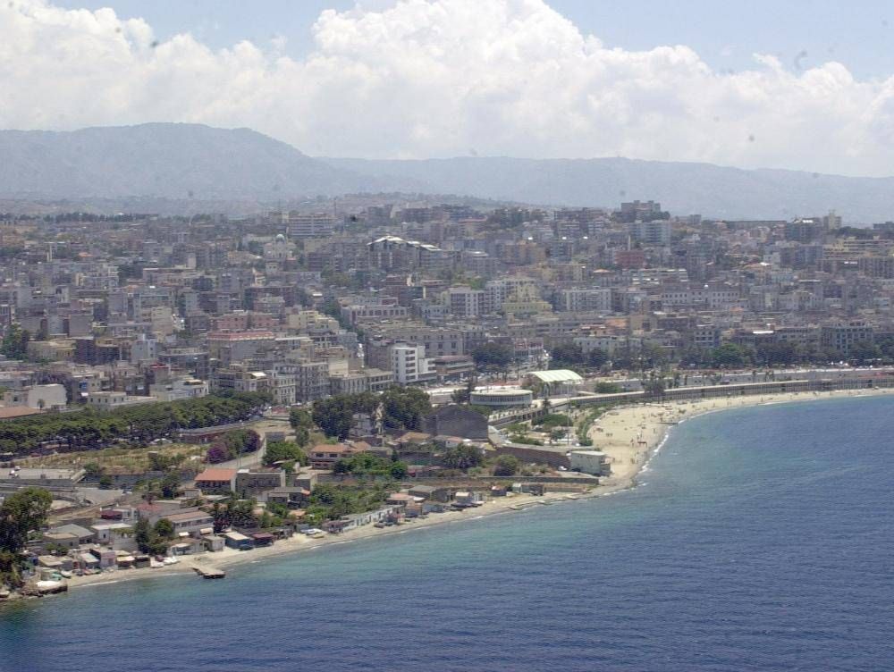 Reggio, i lavoratori liberano la via Marina