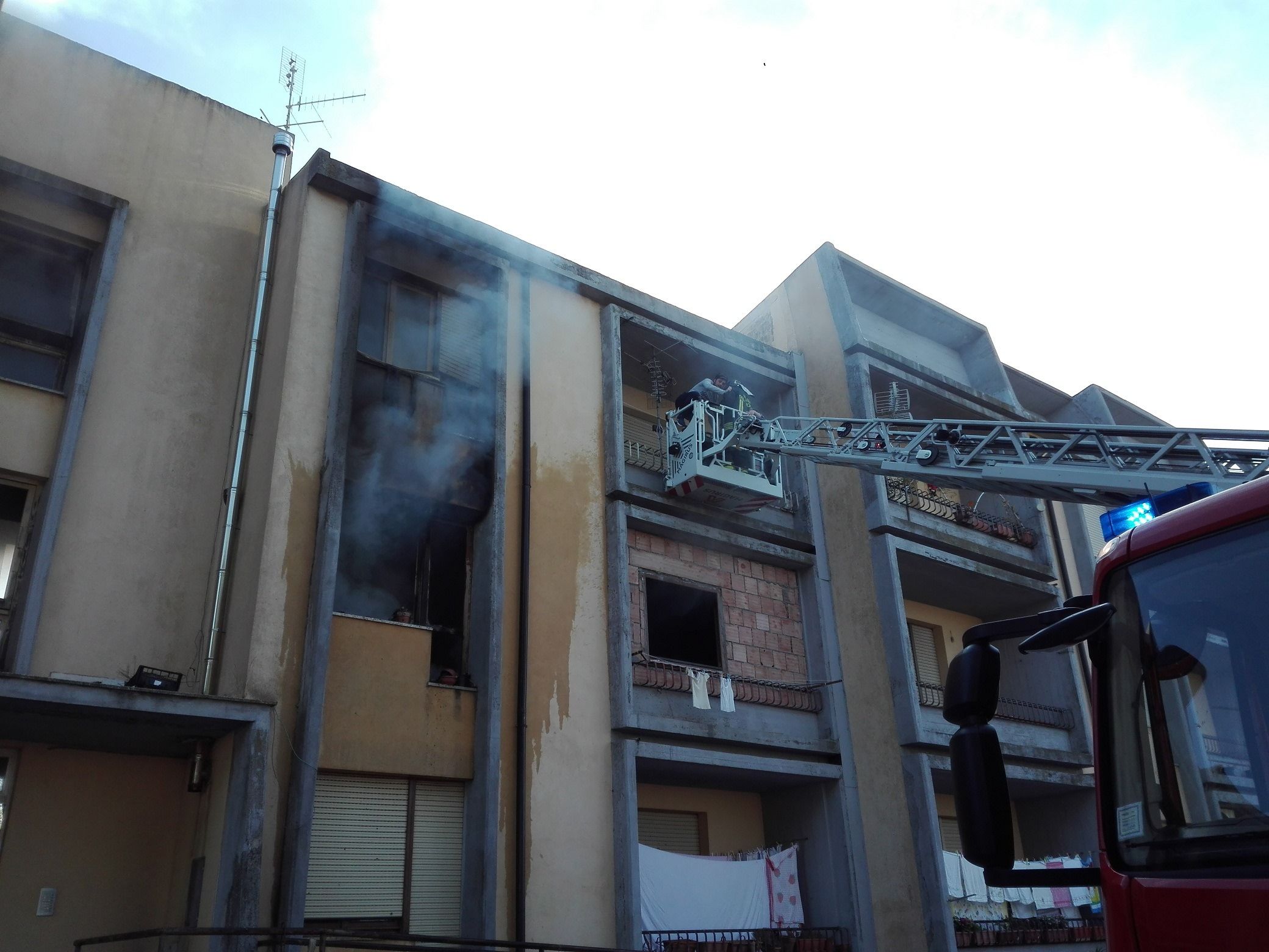 Appartamento in fiamme nel Vibonese, evacuato un edificio