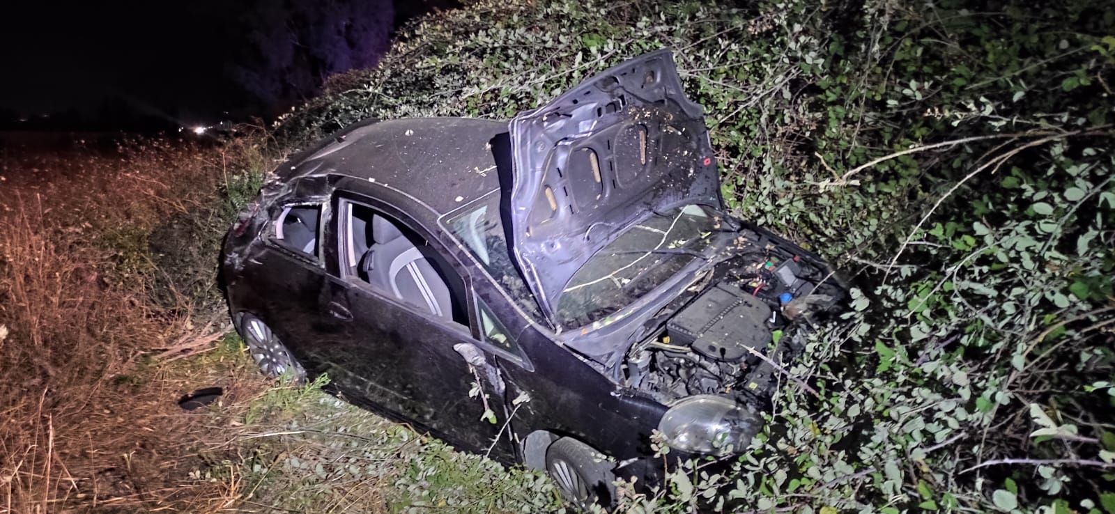 Si ribalta un’auto sulla 106, “miracolosamente” illesi due giovani